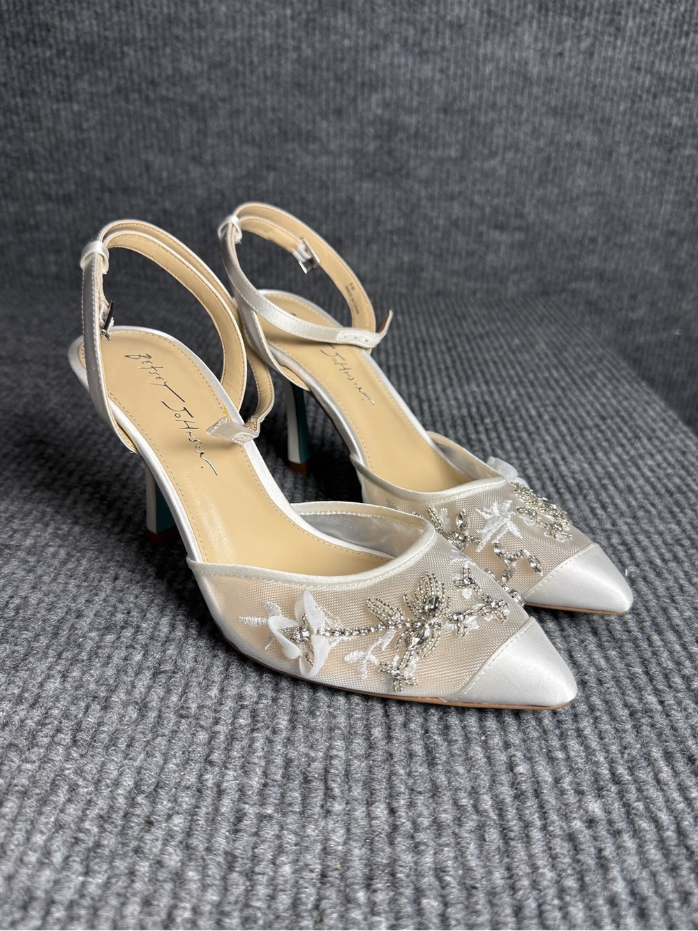 Betsey Johnson Zola White Satin Embellished Mesh Bridal Pumps Heels Size 8